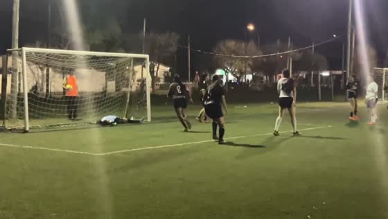 Goalkeeper hit in face during women's football match in Córdoba, Argentina