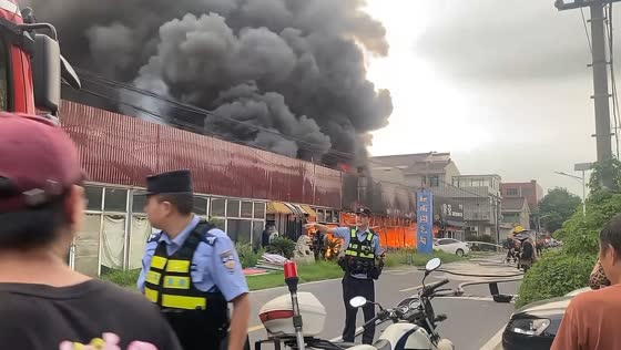 Fire breaks out at commercial building in Jiangsu, China