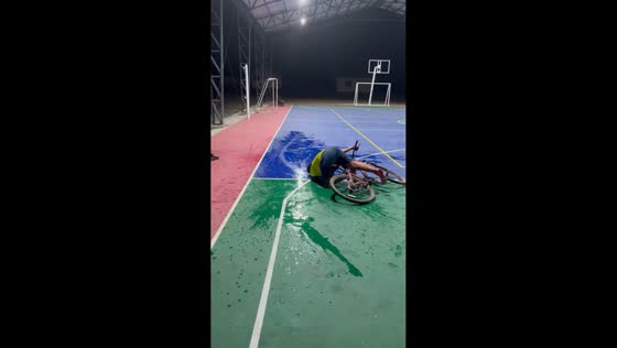 Man falls face-first during bicycle skid attempt in Coronel, Chile
