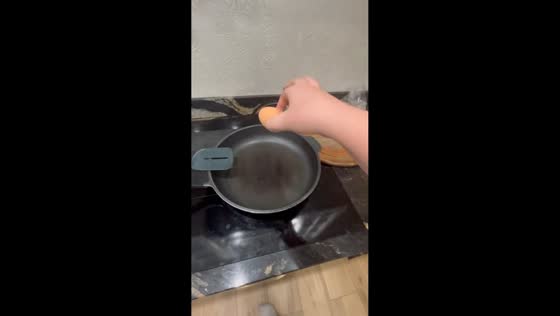 Egg hilariously bounces off pan while frying attempt in Warsaw, Poland