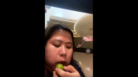 Grape-eating superstition goes hilariously wrong on New Year’s Eve in Manila, Philippines
