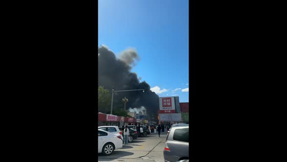Massive fire sends thick smoke over commercial area in Beijing, China