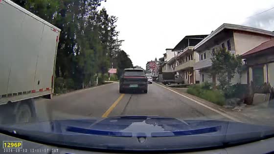 Car crashes into light post after overtaking on residential road in Yunnan, China