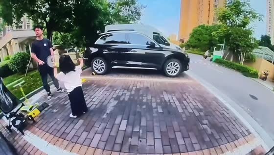 Child accidentally dents a vehicle while swinging a badminton racket in Zhejiang, China