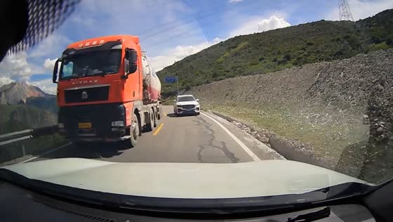 Close call on Sichuan‑Tibet Highway as overtaking maneuver nearly causes collision in Tibet, China
