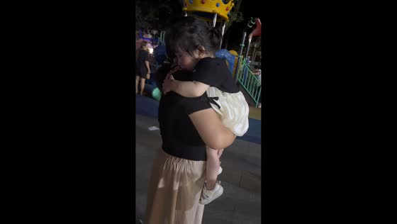Little girl hilariously mistakes another woman for her mother in Guangdong, China