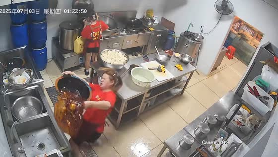 Waitress slips on wet kitchen floor in Guangdong, Guangzhou, China