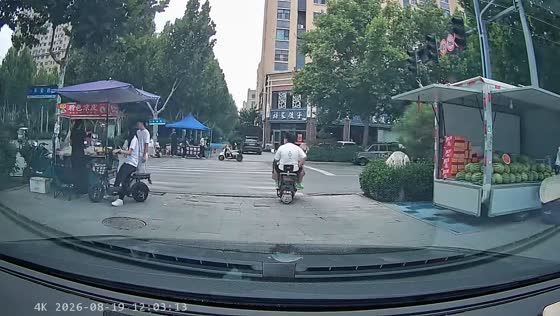 E-bike riders collide while crossing pedestrian lane in Hebei, China