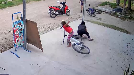 Child on bicycle collides with person in Ceres, Argentina