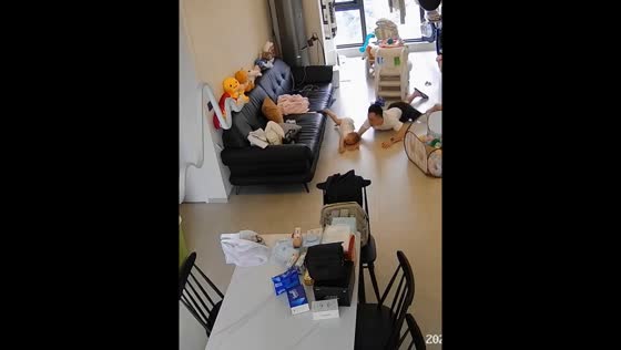 Father's quick reflexes save child from sofa fall