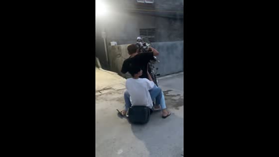Motorbike lifts onto one wheel in funny mishap in Guangdong, China