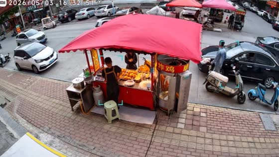 Strong wind topples food stall during storm in Shandong, China