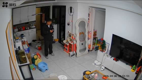 Man startled by sudden arrival in room in Jiangsu, China
