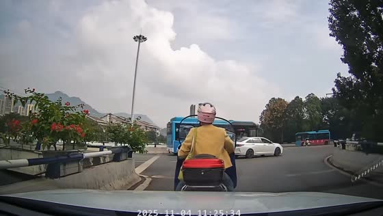 Dashcam captures light rear-end bump with electric motorcycle in Chongqing, China