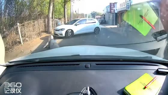 Car crashes into electrical pole, falling onto vehicle in Hebei, China
