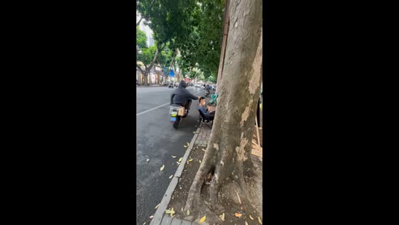 Man smacked on the head by motorcycle rider in Guangzhou, China