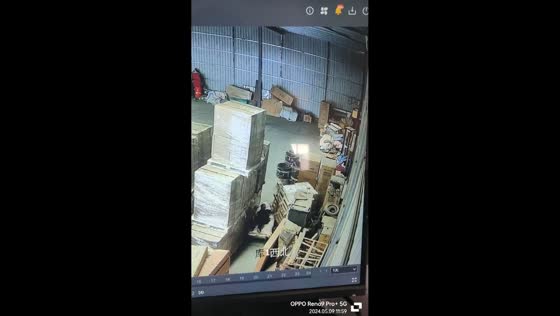 Box falls near sleeping worker in warehouse close call in Inner Mongolia, China