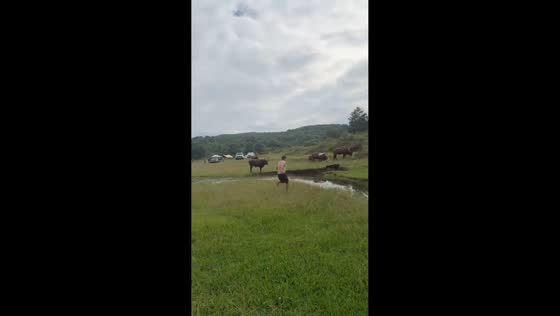 Man hilariously falls into creek while attempting to jump across in Yunnan, China