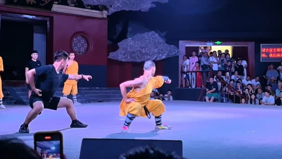 Martial arts enthusiast impresses audience at Shaolin Temple in Henan Province