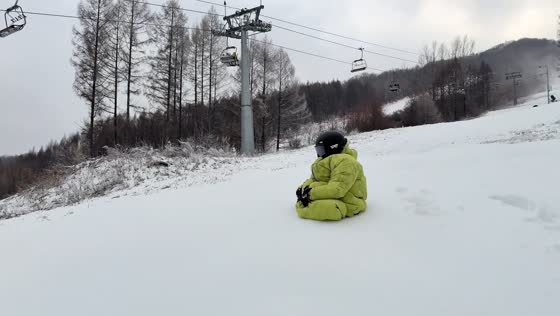 Friend’s oversized jacket creates funny skiing moment in Jilin, China