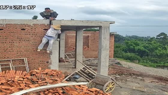 Hoist failure causes close call at construction site in Sichuan, China