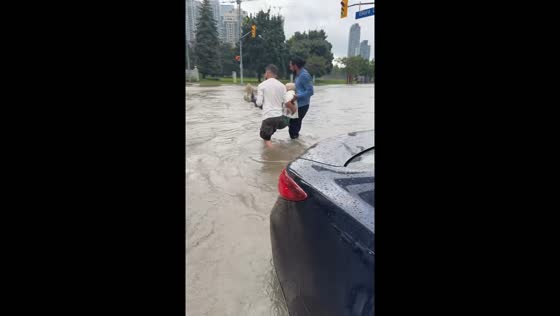 Good Samaritans rescue senior from car stuck on flooded road in Mississauga, Canada