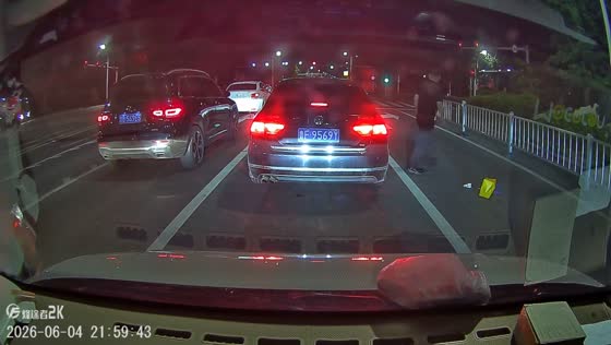 Man throws bag during traffic jam in Shandong, China