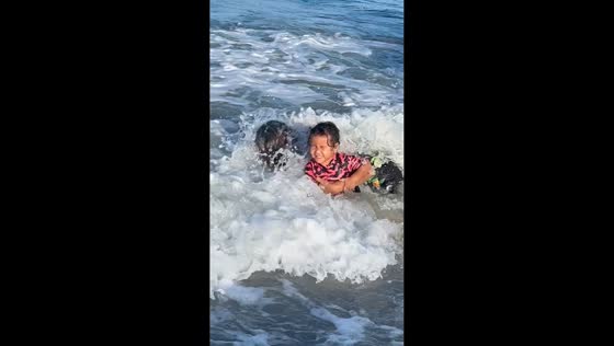 Grandmother falls while playing in waves in Margarita, Venezuela
