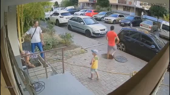 Man falls into open manhole in Odessa, Ukraine