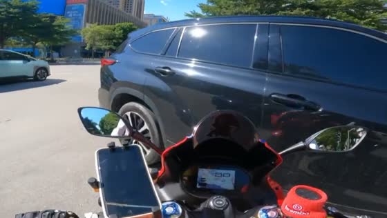 Motorcyclist knocked down by black SUV running red light in Guangdong, China