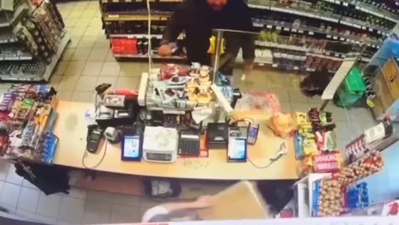 Robbery attempt at St. Petersburg store: threats with broken bottle as cashier defends with stool