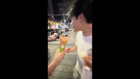 Boyfriend hilariously finishes entire ice cream in one bite in Hunan, China