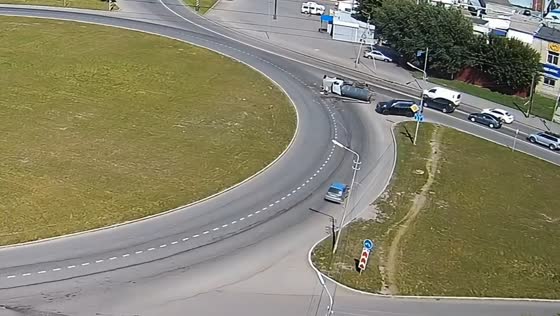 Sewage truck overturns at roundabout in Kurgan, Russia