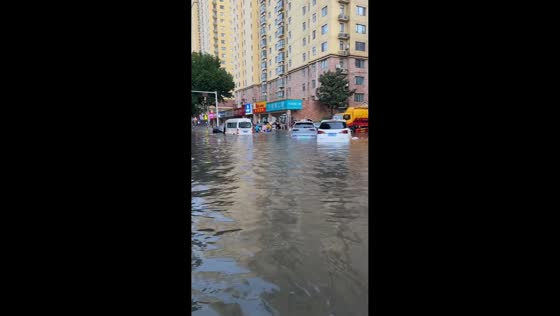 Torrential rain leaves vehicles stranded in Zhengzhou floodwaters in Henan, China