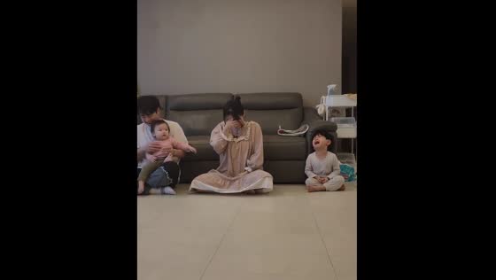 Baby in South Korea runs to dad instead of mom and elder brother