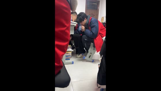 Boy accidentally releases air from balloon and makes classmates laugh in Hubei, China