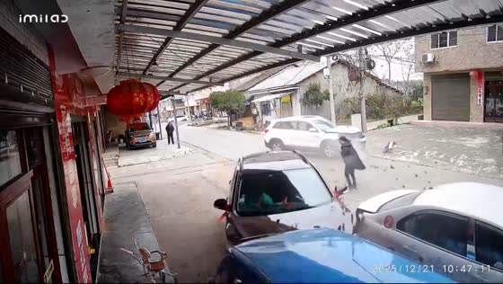 Speeding cars collide at intersection as woman avoids impact in Hunan, China