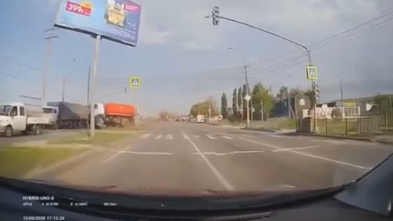 Truck collision at intersection causes car to overturn in Volgograd, Russia