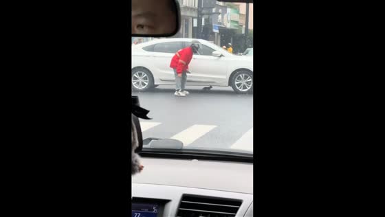Motorists stop traffic to rescue kitten trapped under car in Jiangsu, China