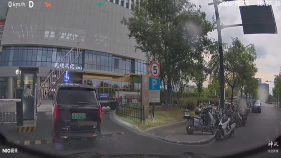 Rising barrier bends and hits car at mall entrance in Hangzhou, China