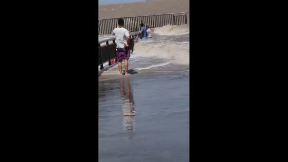 Men rescue child trapped by high tide waves in Zhejiang, China