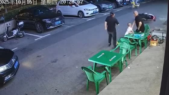 Scooter malfunctions repeatedly, causing chaos in Jiangsu, China