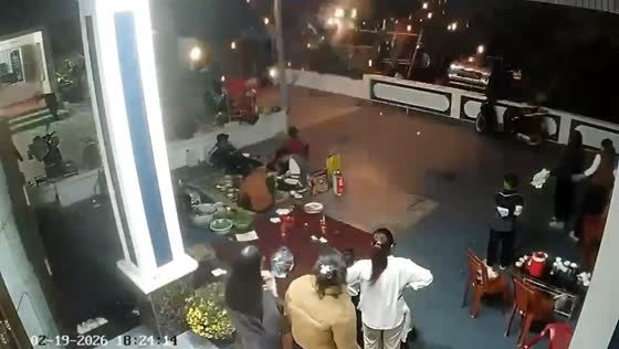Woman shields toddlers from firecracker explosion in Thai Binh, Vietnam