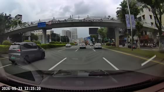 Motorcyclist crashes into two vehicles during highway traffic slowdown in Guangdong, China