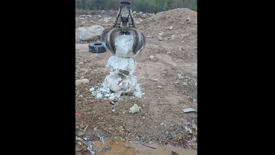Making a snowman with a Liebherr LH30 arm in Borlänge