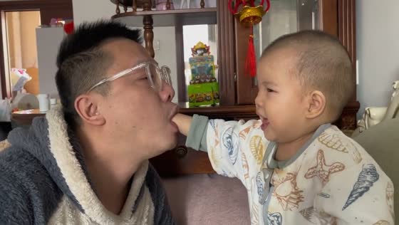 Toddler's play turns risky: dad chokes while playing with child's hand in mouth