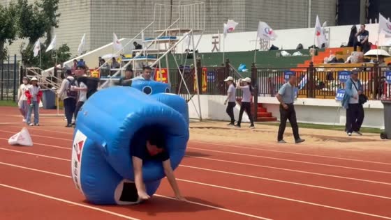 Inflatable costume race ends in funny fall during track event in Shandong, China