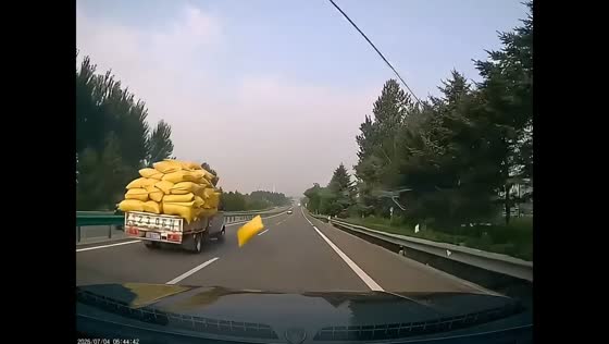 Falling cargo narrowly misses SUV on highway in Liaoning, China