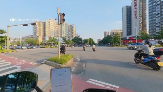 Motorcycle crashes while avoiding elderly woman crossing the road in Guangdong, China