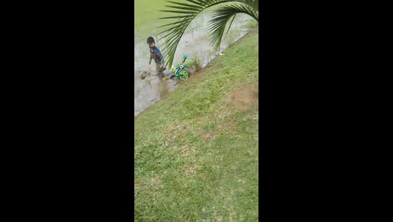 Child falls into mud while riding bicycle in Araranguá, Brazil